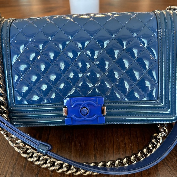 💗SOLD 💗 Patent Calfskin Quilted Medium Plexiglass Boy Flap Blue - Picture 10 of 13